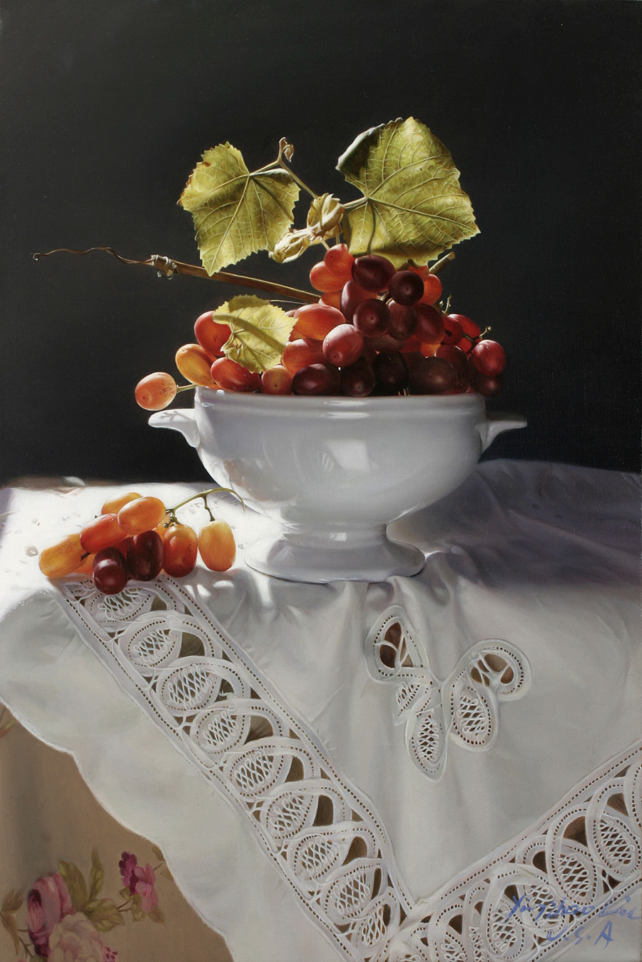 超写实静物画素材欣赏：白水果盆里的葡萄