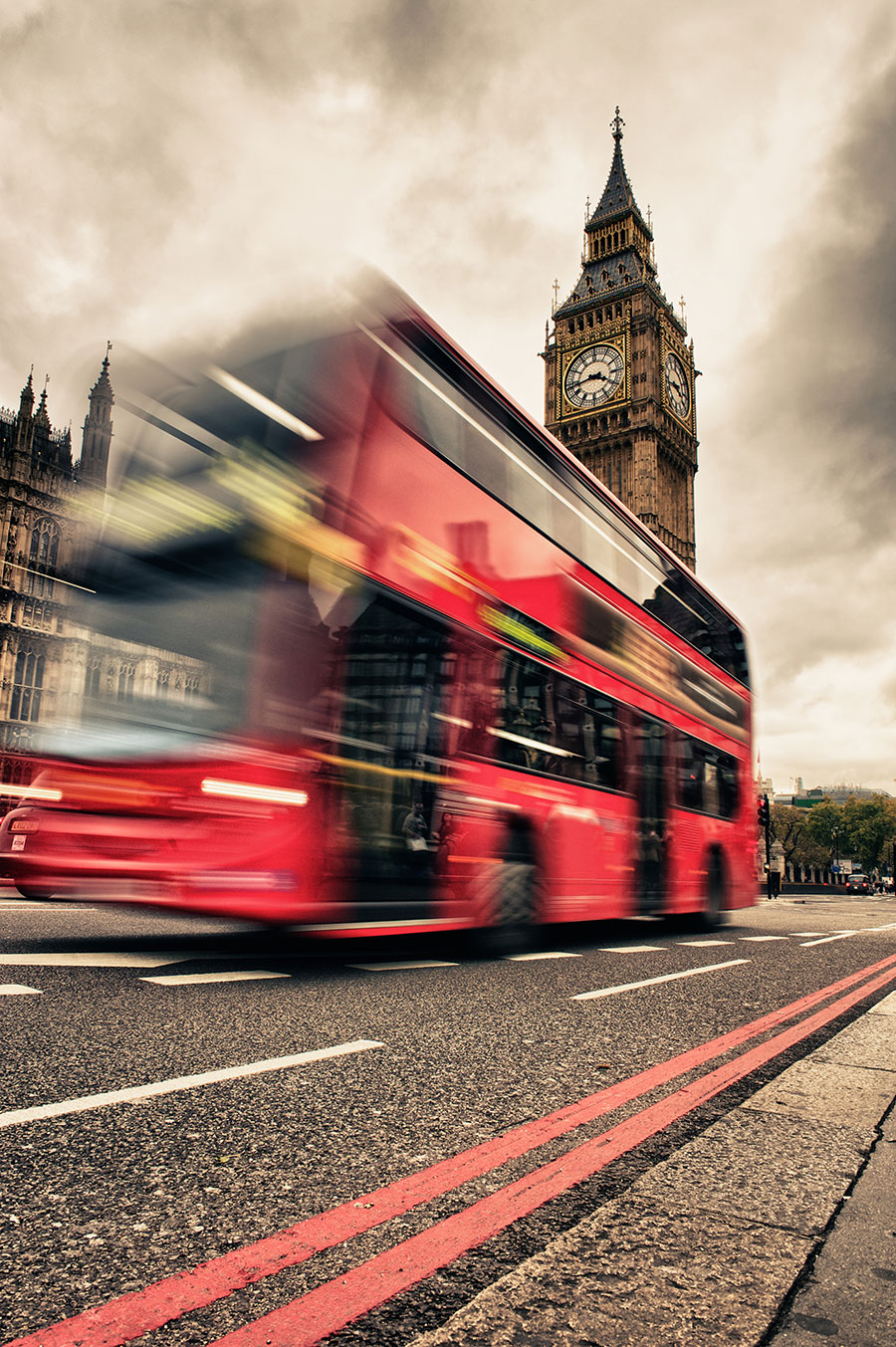 四联著名建筑装饰画素材: 英国大本钟与行驶的公交车