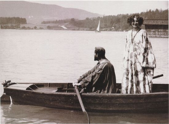 克里姆特和艾米丽·弗罗杰常在夏日身着他们自己设计的长袍结伴同游阿特斯湖。