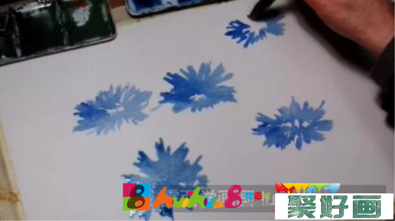 水彩画蓝色花朵