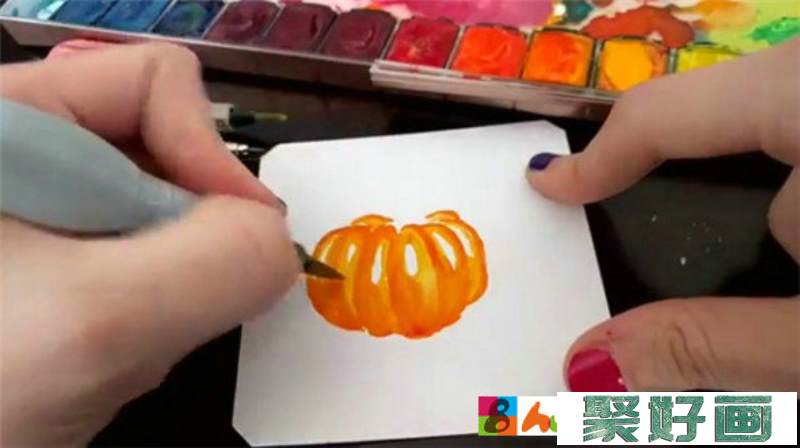 水彩画入门：简单的南瓜水彩画画法。水彩画画水果蔬菜是比较常见的，那么水彩画画南瓜是怎样画的呢?水彩画南瓜的具体画法是怎样的呢?这次的水彩画教程主要针对的是水彩画新手的教程，想要学好水彩画基础绘画的朋友可以来看一下哦。