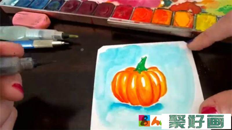 水彩画入门：简单的南瓜水彩画画法。水彩画画水果蔬菜是比较常见的，那么水彩画画南瓜是怎样画的呢?水彩画南瓜的具体画法是怎样的呢?这次的水彩画教程主要针对的是水彩画新手的教程，想要学好水彩画基础绘画的朋友可以来看一下哦。