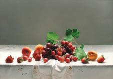 超写实静物油画素材: 桌子上的葡萄和草莓等水果