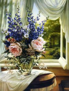 窗边桌子上的瓶花油画欣赏 A