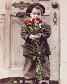 高清黑白摄影素材下载: 拿玫瑰花的小男孩摄影图片 C