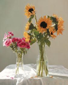 超写实静物画: 玻璃瓶里的玫瑰花和向日葵