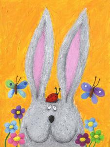 和蝴蝶玩耍的灰兔子儿童画欣赏