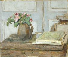 维亚尔作品:桌子上的小花盆和书