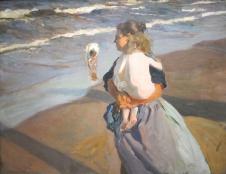 海边抱着小孩子的女人